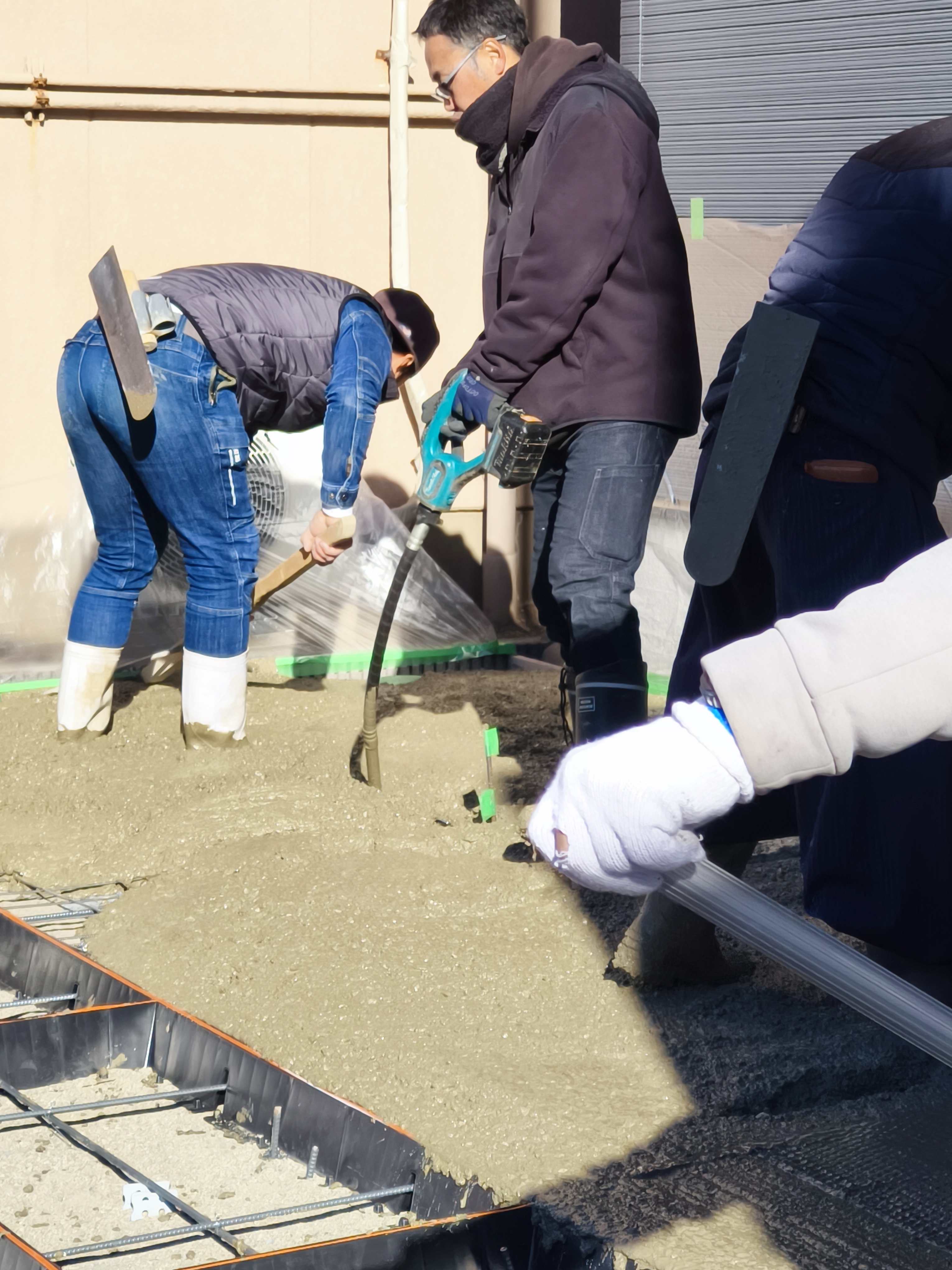 見た目の仕上がりだけでなく、暮らしの中の“水の流れ”まで考える。これこそ次世代のコンクリート工法。